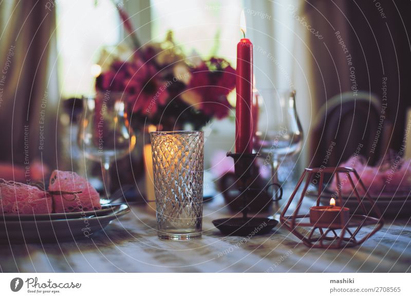 abendlicher romantischer Tisch für zwei Personen mit Kerzen Mittagessen Abendessen Festessen Teller Besteck elegant Sommer Haus Garten Dekoration & Verzierung
