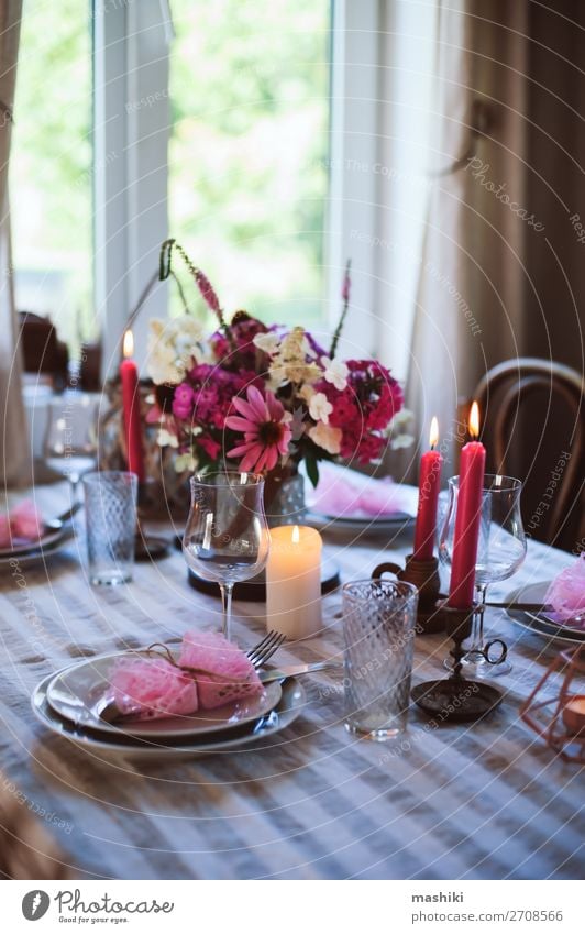romantisches Sommerabendessen in einem gemütlichen Landhaus. Mittagessen Abendessen Festessen Teller Besteck elegant Haus Garten Dekoration & Verzierung Tisch