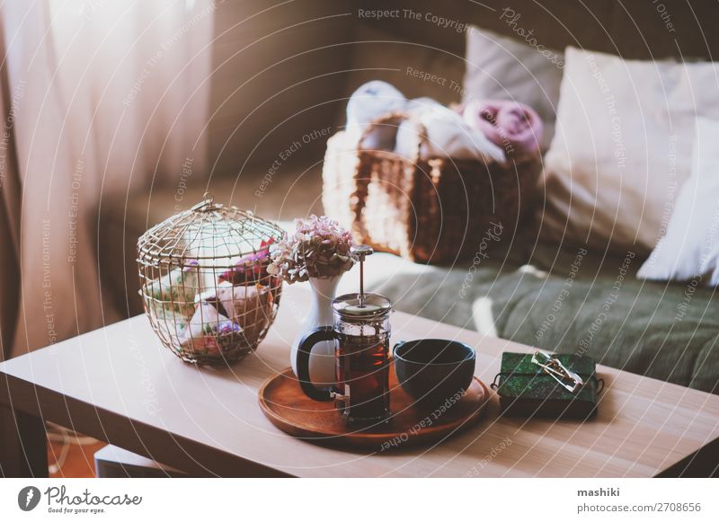 gemütlicher Wintermorgen zu Hause, modernes Wohnzimmer Tee Lifestyle Stil Design Erholung Freizeit & Hobby Wohnung Dekoration & Verzierung Möbel Sofa Tisch Buch