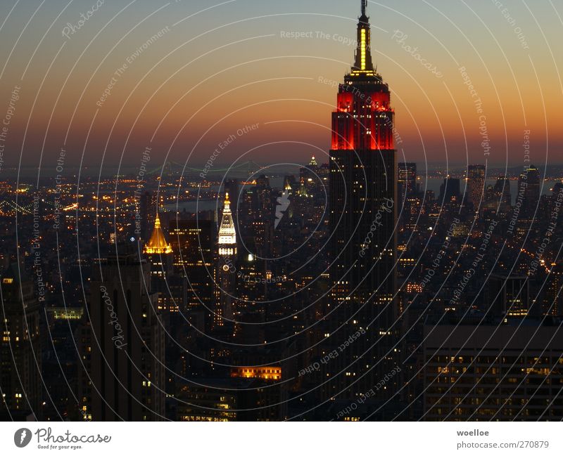 Skyline von Manhattan bei Nacht / New York New York City USA Nordamerika Stadt Hochhaus Brücke Turm Sehenswürdigkeit Wahrzeichen Empire State Building