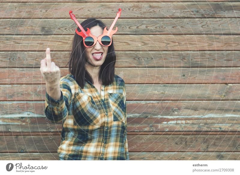 Porträt einer jungen Frau, die mit dem Finger beleidigt. Lifestyle schön Musik Mensch feminin Junge Frau Jugendliche Erwachsene 1 30-45 Jahre Punk Rockabilly