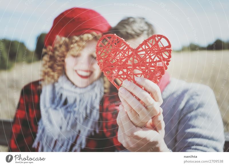 Nahaufnahme eines schönen roten Herzens, das von einem romantischen Paar gehalten wird. Lifestyle Freude Glück Leben Sonnenbad Valentinstag Mensch maskulin