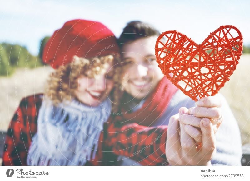 Nahaufnahme eines schönen roten Herzens, das von einem Paar gehalten wird. Lifestyle Glück Leben Sonnenbad Valentinstag Mensch maskulin feminin Frau Erwachsene