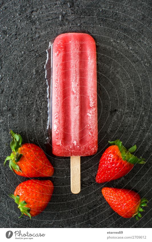 Erdbeer-Popsicle auf schwarzem Schiefergrund Lebensmittel Gesunde Ernährung Foodfotografie Frucht Dessert Speiseeis Süßwaren frisch kalt süß rot Stieleis Sommer
