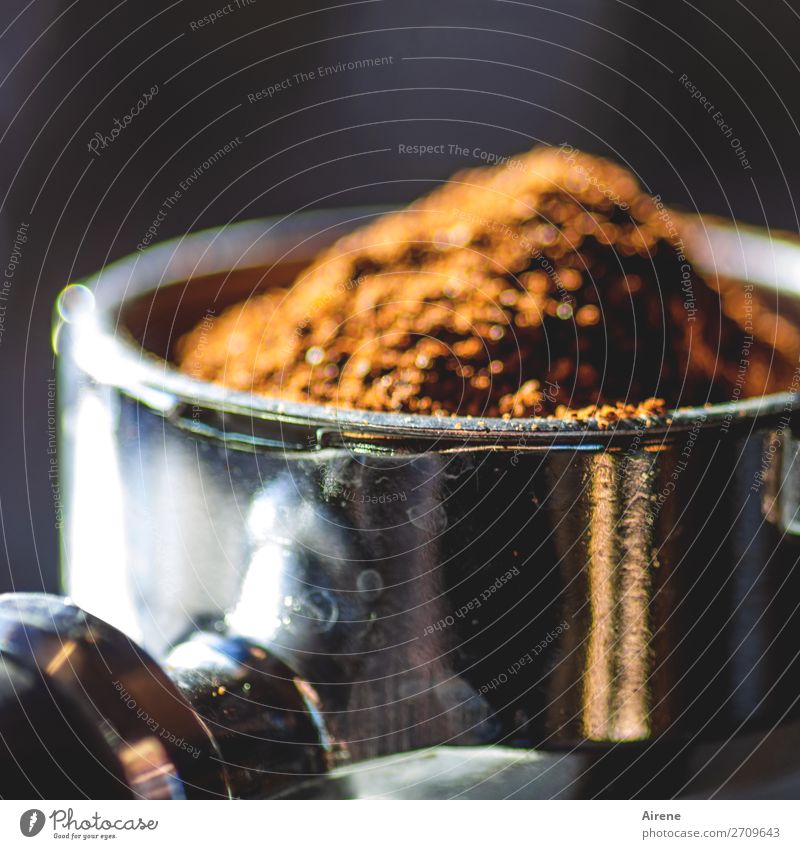 Tagesauftakt Kaffee Kaffeetrinken gemahlen duftend schwarzer Kaffee Kaffeesatz Espresso Kaffeepulver Espressomaschine Kaffeemaschine aufwachen Morgenkaffee