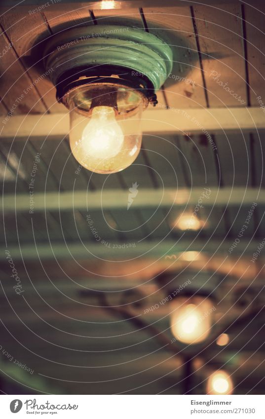 Die gute alte Glühbirne Deckenbeleuchtung Deckenlampe Holz Glas heiß hell rund Licht Lichtschein Elektrizität Energie Farbfoto Innenaufnahme Menschenleer