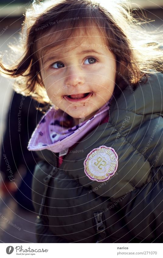 kleines Schokolächeln Mensch feminin Kind Kleinkind Mädchen Kindheit 1 1-3 Jahre Jacke Halstuch brünett beobachten drehen Lächeln Blick leuchten frei