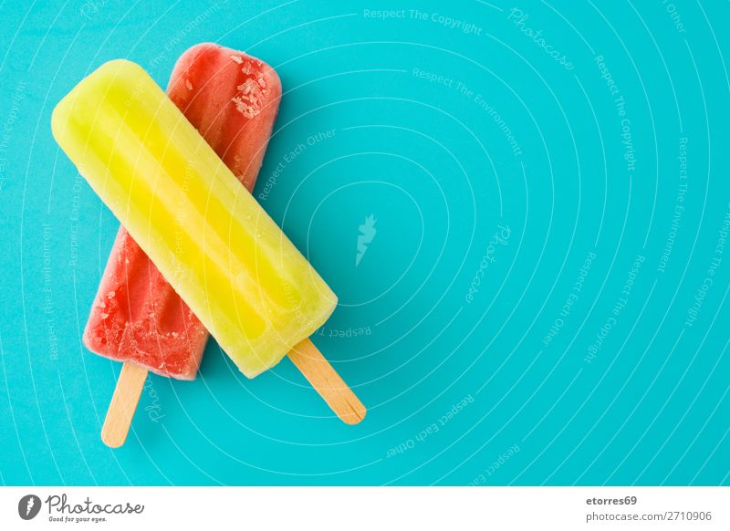 Zitronen- und Erdbeer-Popsicles auf blauem Hintergrund Lebensmittel Gesunde Ernährung Foodfotografie Frucht Dessert Speiseeis Süßwaren frisch kalt süß