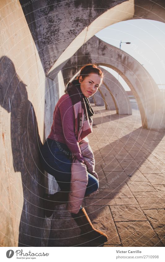 Junge Frau in einem Sonnenuntergangsfoto mit goldener Jacke Lifestyle kaufen elegant Stil Mensch feminin Jugendliche Erwachsene Körper 1 30-45 Jahre rothaarig