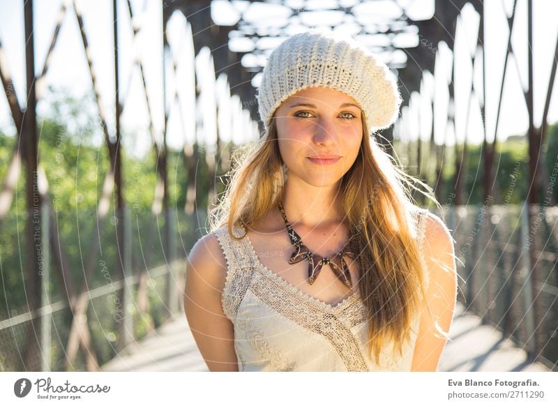Porträt einer jungen Frau bei Sonnenuntergang Lifestyle Freude Glück schön Haut Gesicht Erholung Sommer Mensch Erwachsene Hand Natur Landschaft Wärme Brücke Hut