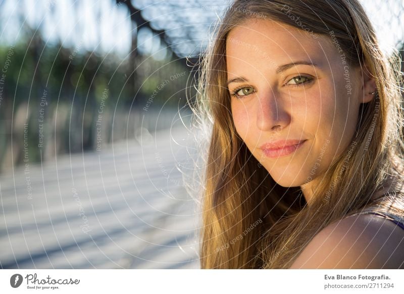 Außenporträt einer schönen jungen Frau Lifestyle Freude Glück Haut Gesicht Erholung Sommer Sonne Mensch Erwachsene Hand Natur Landschaft Wärme Brücke blond