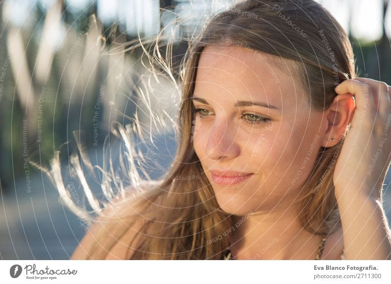Porträt einer schönen Frau bei Sonnenuntergang Lifestyle Freude Glück Haut Gesicht Erholung Sommer Mensch Erwachsene Hand Natur Landschaft Wärme Brücke blond