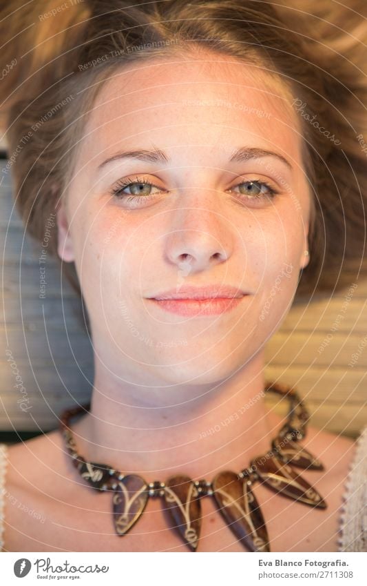 Nahaufnahme des Außenportraits einer schönen Frau Lifestyle Freude Glück Haut Gesicht Erholung Sommer Sonne Mensch Erwachsene Hand Natur Landschaft Wärme Brücke
