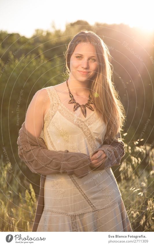Außenporträt einer schönen jungen Frau bei Sonnenuntergang Lifestyle Freude Glück Haut Gesicht Erholung Sommer Mensch Erwachsene Hand Natur Landschaft Wärme