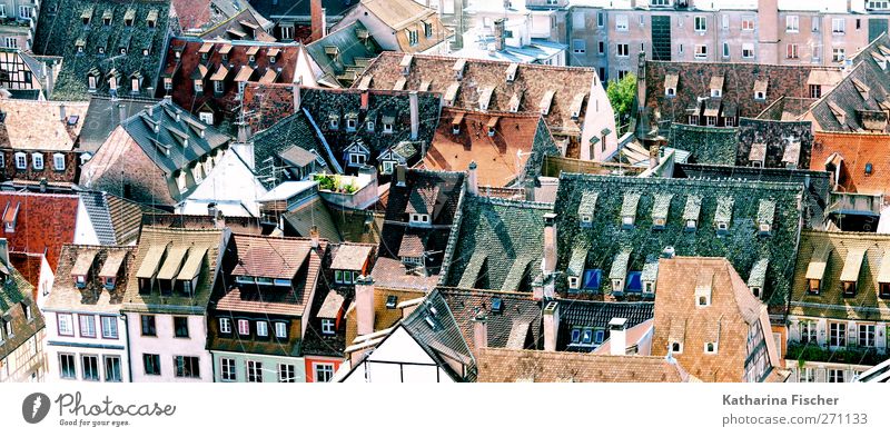Kleine Welt Kleinstadt Stadt Stadtzentrum bevölkert Haus Einfamilienhaus Hochhaus Gebäude Architektur Fassade Fenster Dach Schornstein blau braun mehrfarbig