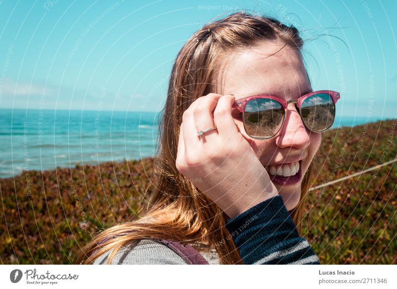 Hübsches Mädchen mit Sonnenbrille in der Nähe des Strandes in Kalifornien Ferien & Urlaub & Reisen Tourismus Sommer Meer Mensch feminin Junge Frau Jugendliche