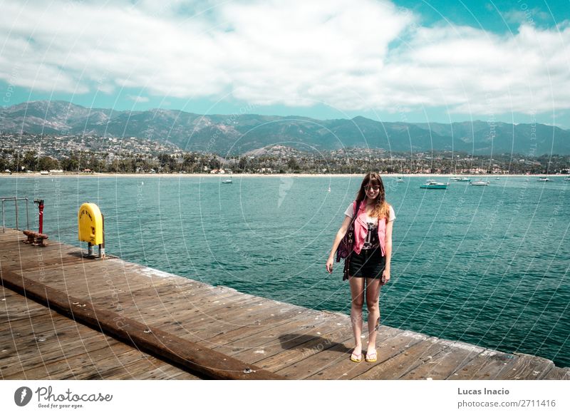 Mädchen am Santa Barbara Pier in Kalifornien Ferien & Urlaub & Reisen Tourismus Sommer Strand Meer Berge u. Gebirge Frau Erwachsene Umwelt Natur Landschaft Sand