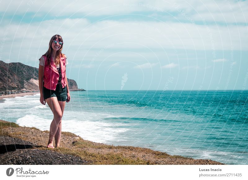 Girl and Oceanview von der California Coast, Vereinigte Staaten von Amerika Ferien & Urlaub & Reisen Tourismus Ausflug Abenteuer Sommer Strand Meer