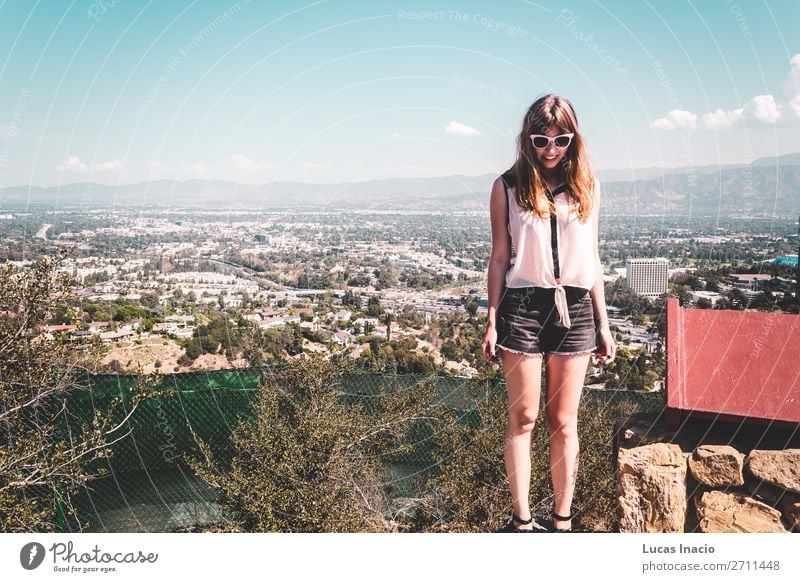 Mädchen in Hollywood Hills mit Panoramablick auf Los Angeles Ferien & Urlaub & Reisen Tourismus Berge u. Gebirge Haus Frau Erwachsene Umwelt Natur Wolken Baum