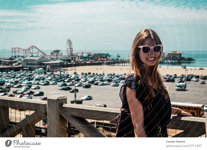 Mädchen in Santa Monica, Kalifornien Ferien & Urlaub & Reisen Tourismus Sommer Frau Erwachsene Umwelt Natur Himmel Wolken Skyline Fahrzeug PKW Sonnenbrille