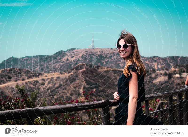 Mädchen in der Nähe von Hollywood Hills in Los Angeles, Kalifornien Ferien & Urlaub & Reisen Tourismus Sommer Berge u. Gebirge Garten Mensch feminin Junge Frau