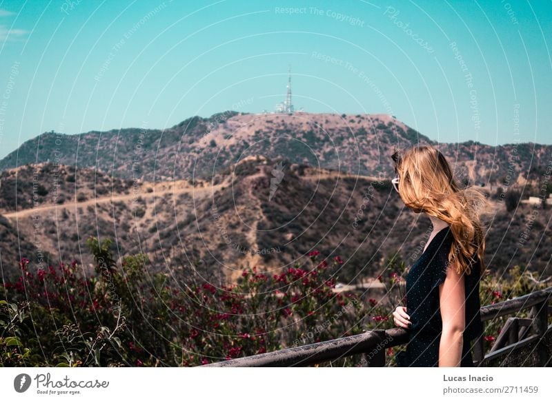 Mädchen in der Nähe von Hollywood Hills in Los Angeles, Kalifornien Ferien & Urlaub & Reisen Tourismus Sommer Berge u. Gebirge Garten Frau Erwachsene Umwelt