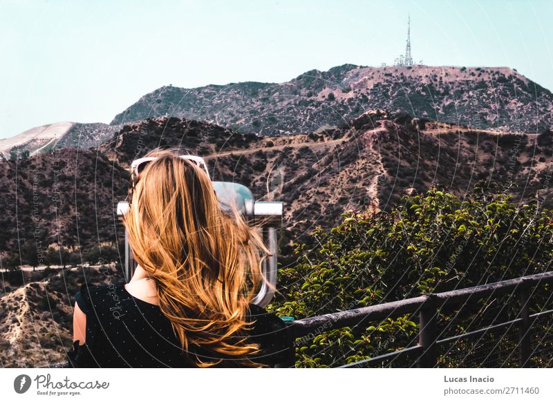 Mädchen in der Nähe von Hollywood Hills in Los Angeles, Kalifornien Ferien & Urlaub & Reisen Tourismus Sommer Berge u. Gebirge Garten Mensch feminin Junge Frau