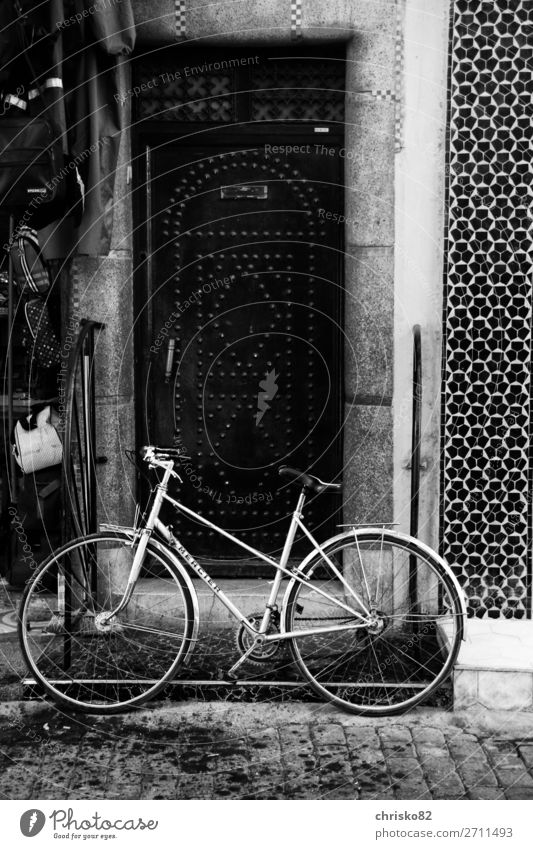 Drahtesel elegant Stil Fahrrad Stadt Altstadt Fußgängerzone Tür Verkehrsmittel Fahrradfahren Bewegung Fitness stehen alt ästhetisch authentisch einfach trendy