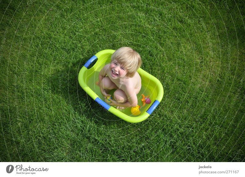 Die Wanne ist voll maskulin Kind Junge 1 Mensch 1-3 Jahre Kleinkind Natur Gras schreien blond frech grün Begeisterung Kindheit Badewanne Garten Farbfoto