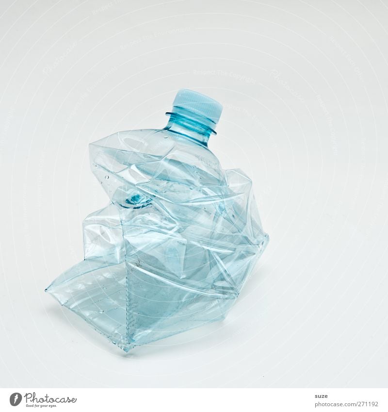 So, ich habe fertig! Flasche Umwelt Verpackung Kunststoffverpackung hell kaputt Sauberkeit Durst Umweltschutz Recycling Pfandflasche hell-blau Klarheit Müll