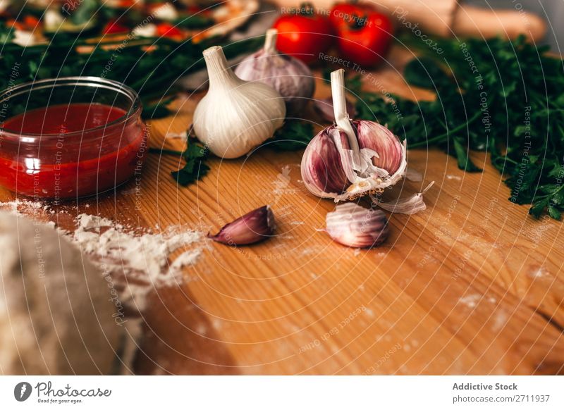 Anordnung von Zutaten und Teig für leckere Pizza kochen & garen rustikal Italienisch Tradition Feinschmecker Hintergrundbild Vorbereitung Küche Ernährung