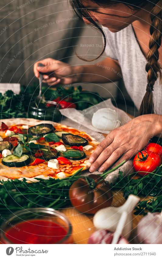 Getreidefrau bereitet Pizza zu Frau kochen & garen sortieren Gemüse Italienisch Küche Mahlzeit vorbereitend Saucen gebastelt Essen zubereiten Vorbereitung