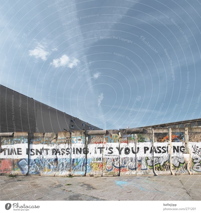 times new roman sans Stadt Hauptstadt Mauer Wand Schriftzeichen Graffiti mehrfarbig Himmel (Jenseits) Berlin Berliner Mauer Sehenswürdigkeit Sightseeing Uhr