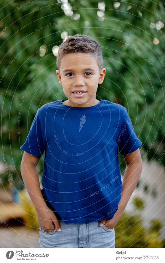 Liebenswertes lateinamerikanisches Kind im Garten Lifestyle Freude Gesicht Spielen Mensch Junge Mann Erwachsene Kindheit Natur Park Lächeln Fröhlichkeit heiß