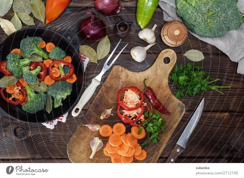 frische Karottenstücke, Brokkoli, Brokkoli Gemüse Ernährung Essen Vegetarische Ernährung Diät Pfanne Messer Gabel Tisch Küche Natur Pflanze Holz natürlich braun