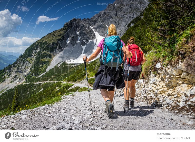 Zwei Frauen mit Wanderausrüstung Fitness Freizeit & Hobby Tourismus Ausflug Abenteuer Sommer Sommerurlaub Berge u. Gebirge wandern Sport-Training Natur