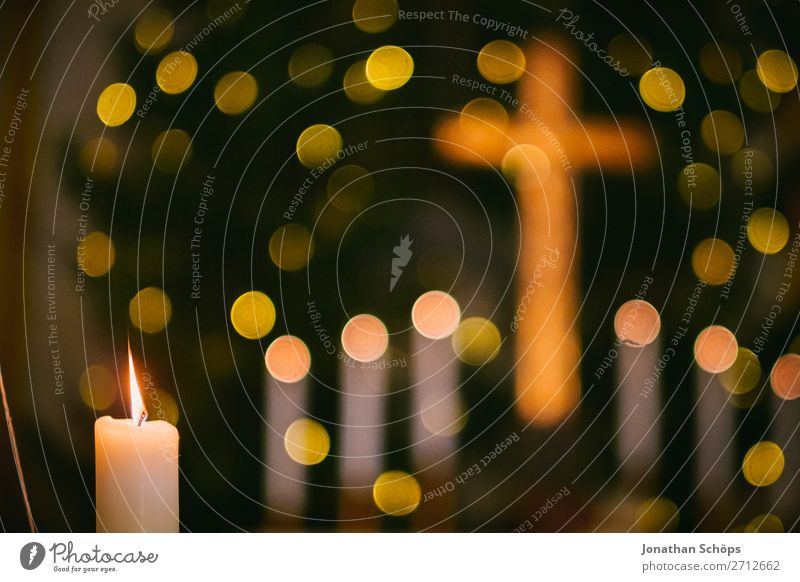 leuchtendes Kreuz mit Kerzen und Weihnachtsbaum Weihnachten & Advent Zeichen Hoffnung Tradition Altar Hintergrundbild Symbole & Metaphern Christentum