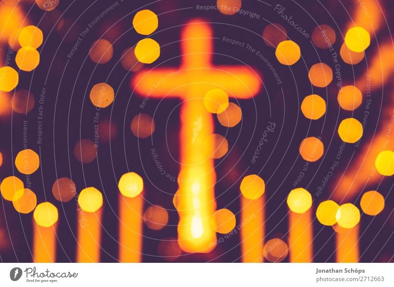 leuchtendes Kreuz mit Kerzen und Weihnachtsbaum als Alter Bokeh Weihnachten & Advent Zeichen retro gelb violett Hoffnung Tradition Altar Hintergrundbild