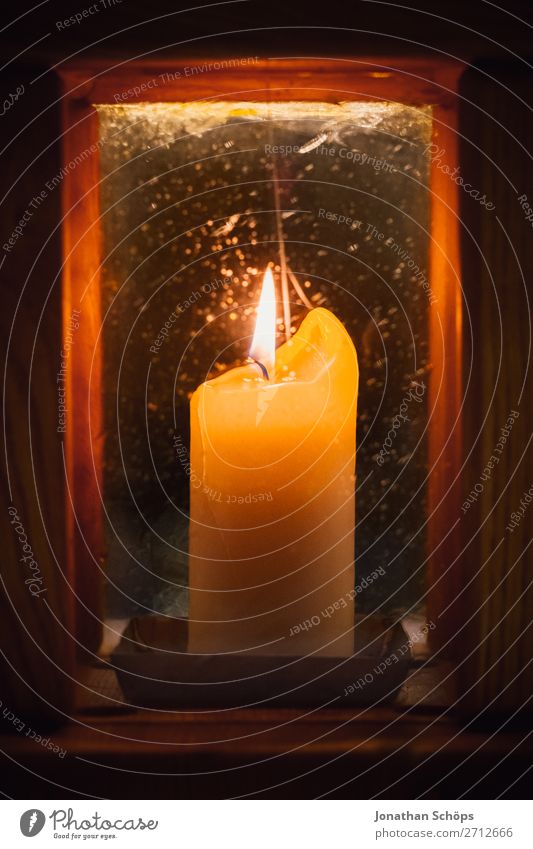 brennende Kerze in Laterne als Zeichen für Hoffnung Weihnachten & Advent Religion & Glaube Licht Symbole & Metaphern Tradition Christentum Beleuchtung leuchten