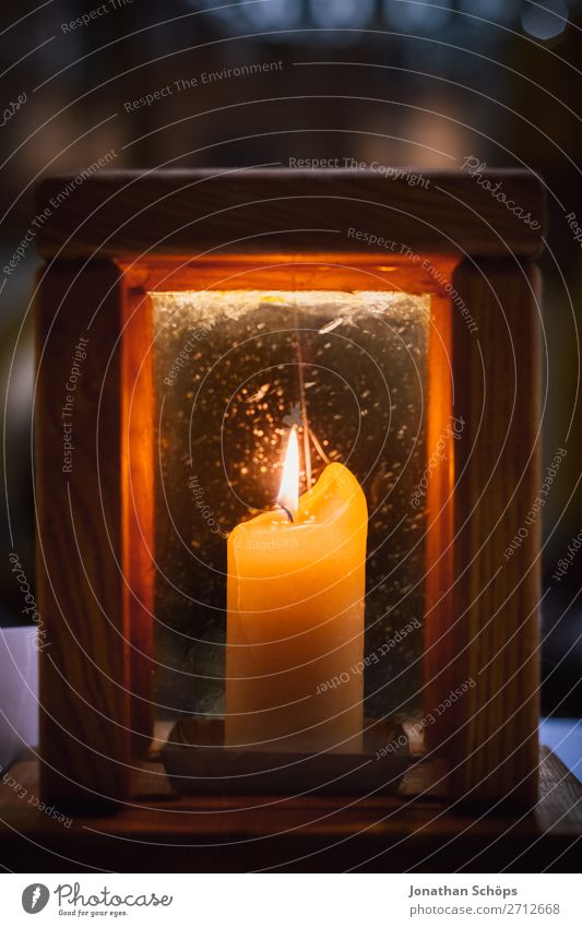 brennende Kerze in Laterne als Zeichen für Hoffnung Weihnachten & Advent Religion & Glaube Kirche Licht Symbole & Metaphern Tradition Christentum leuchten