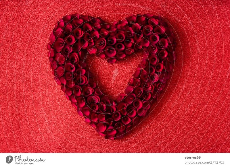 Herz aus roten Rosen auf rotem, hellem Hintergrund Valentinstag Liebe Muttertag Blume Symbole & Metaphern Feste & Feiern Ferien & Urlaub & Reisen Februar