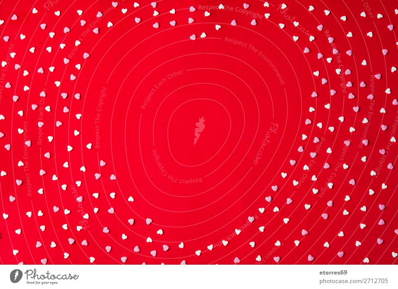 Herzform mit Herzkaramellen auf rotem Hintergrund Süßwaren Bonbon Valentinstag Liebe Muttertag Symbole & Metaphern Feste & Feiern Ferien & Urlaub & Reisen