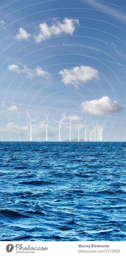 Offshore-Windpark an einem sonnigen Tag Meer Industrie Energiewirtschaft Erneuerbare Energie Windkraftanlage Umwelt Natur Himmel Wolken Horizont Nordsee Ostsee