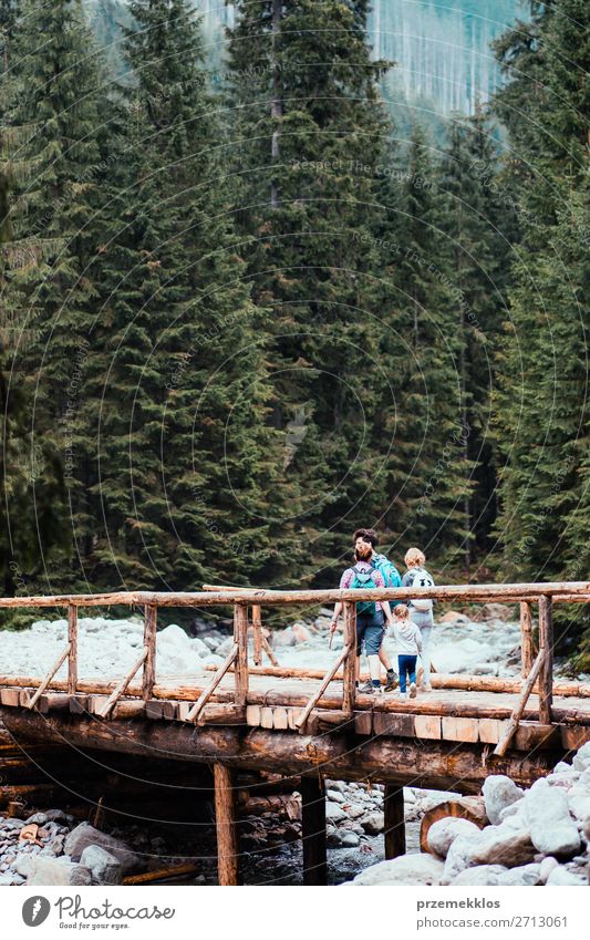 Familienwanderung über die Holzbrücke in den Bergen Lifestyle Freude Glück Erholung Freizeit & Hobby Ferien & Urlaub & Reisen Tourismus Ausflug Abenteuer Sommer