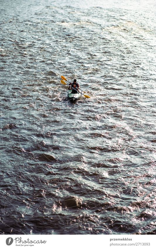 Menschen fahren mit dem Kajak auf dem Fluss Dunajec. Lifestyle Freude Erholung Freizeit & Hobby Ferien & Urlaub & Reisen Tourismus Ausflug Abenteuer Sommer Paar