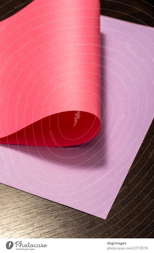 Rosa und violettes Papiermaterialdesign. Geometrisches Einfarbig Design Tapete Handwerk Kunst Linie Streifen retro rosa Farbe geometrisch Hintergrund purpur