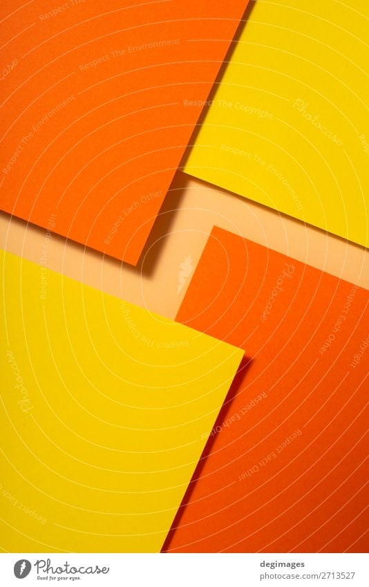 Gelb- und orangefarbene Papiermaterialgestaltung. Geometrische Design Tapete Handwerk Kunst Linie Streifen retro gelb Farbe geometrisch Hintergrund Konsistenz