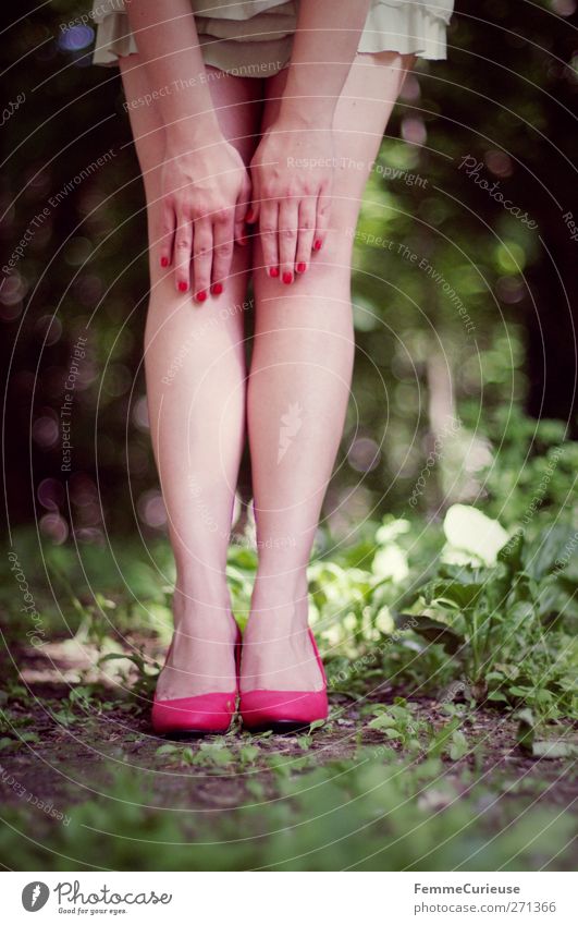Rotschühchen. feminin Junge Frau Jugendliche Erwachsene Haut Hand Finger Beine Fuß 1 Mensch 18-30 Jahre Abenteuer Wald Rotkäppchen Ballerina rot Nagellack