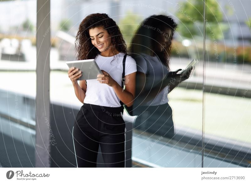 Junge arabische Frau mit digitalem Tablett im geschäftlichen Hintergrund. Lifestyle Stil Glück schön Haare & Frisuren Tourismus Technik & Technologie Internet