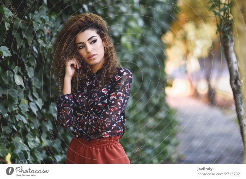 Schöne junge arabische Frau mit schwarzer lockiger Frisur. Lifestyle Stil schön Haare & Frisuren Mensch feminin Junge Frau Jugendliche Erwachsene 1 18-30 Jahre